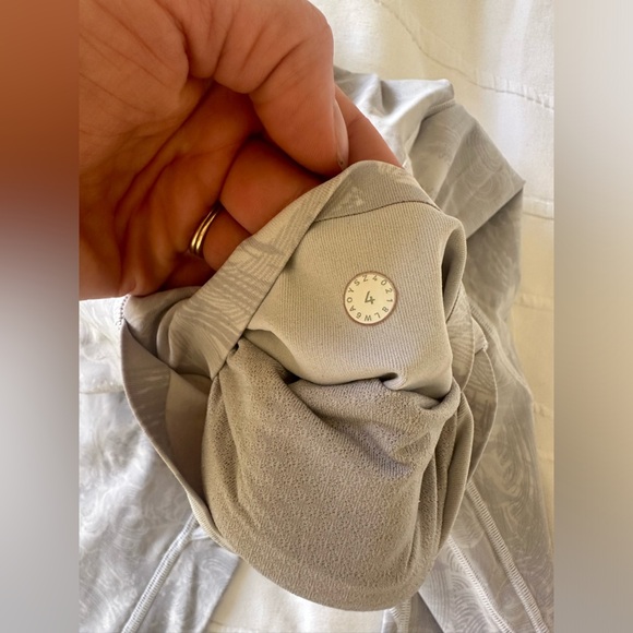 Lululemon Fast and free crop leggings. Size 4 - Picture 3 of 3